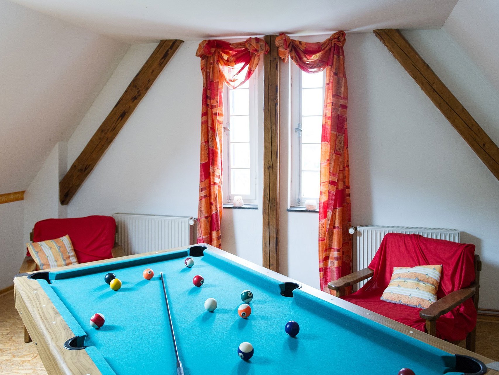 Nahaufnahme: Billiardtisch in einem gemütlichen Zimmer mit Dachschräge