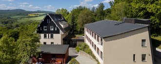 Panoramabild von Haus Eckberg, das mitten in der Natur gelegen ist.