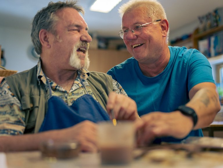 Ein Therapeut und ein Mann mit Suchterkrankung in der Arbeitstherapie